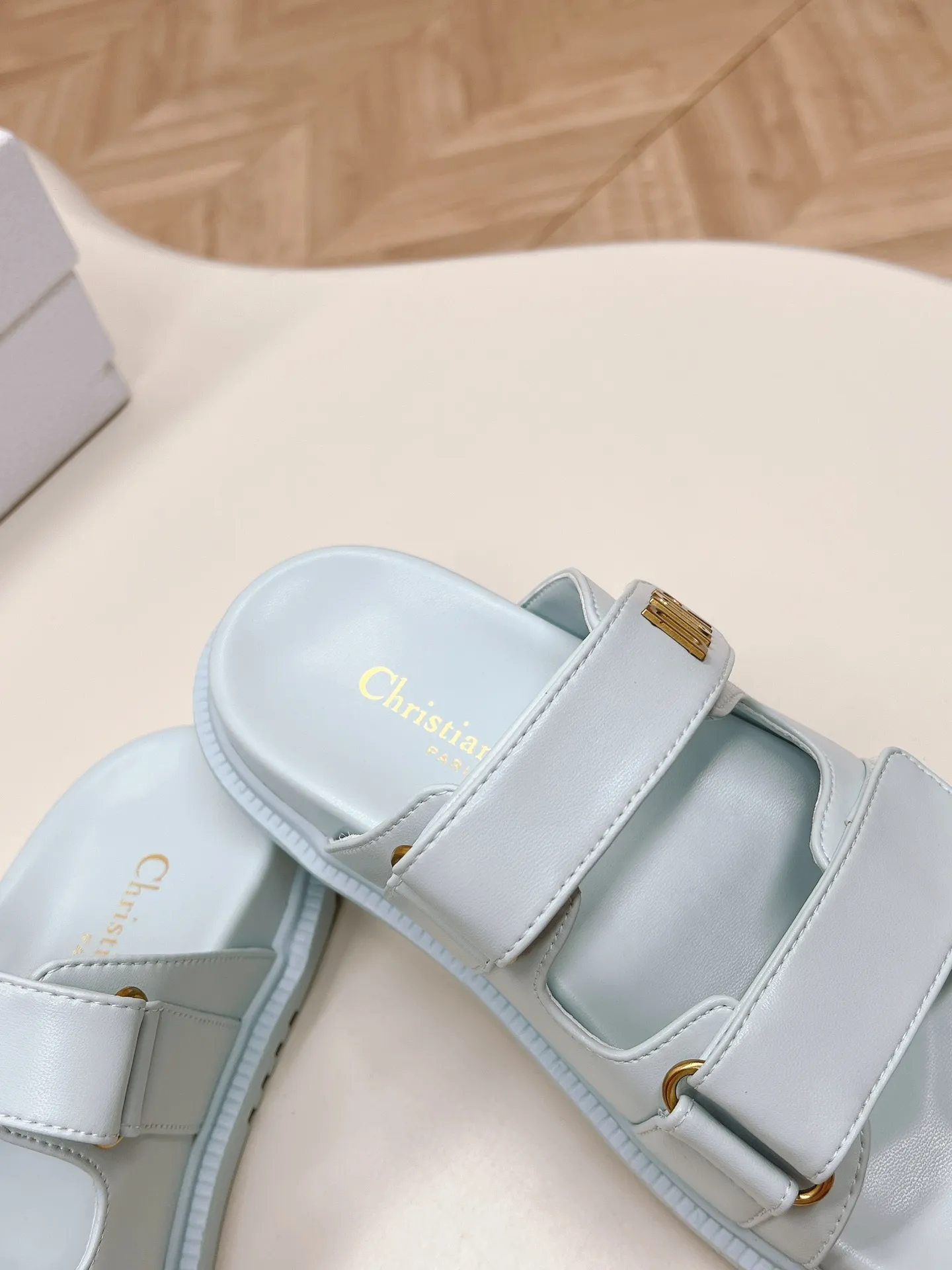 👟👟Ex-factory price 460👟👟 DIOR classic sandals This mixed sheepskin DiorAct sandal is fashionable. Paired with an insole that fits the shape of your foot, it's made of exceptionally lightweight and comfortable leather. The upper straps are fastened with Velcro and are decorated with a gold-finish metal "Dior" logo, which complements the style design. These sandals add a modern edge to any look.  🌟Fabric: Imported mixed sheepskin 🌟Lining: Imported sheepskin 🌟Outsole: TPU original outsole 🌟Code number: 35-42 (41 42 customized, non-returnable)